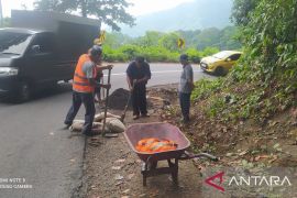 Bahu jalan rusak terkikis air hujan di Pusuk Lombok Utara diperbaiki