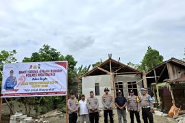 Polres Morowali bagikan sembako dan bedah rumah peringati Hari Bhayangkara