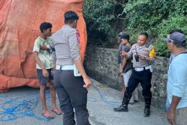 Polres Sumba Timur menggencarkan sosialisasi bahaya truk ODOL