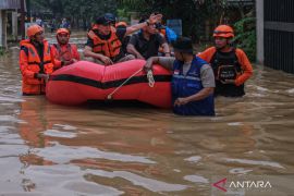 Gubernur Sultra tinjau banjir Kendari Page 3 Small