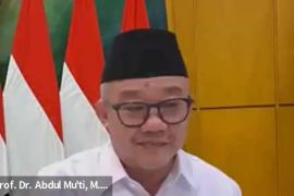 Mendikdasmen Abdul Mu'ti soroti pentingnya memakmurkan dan membahagiakan pada webinar UMS
