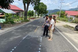 Polres Pasaman bagikan helm SNI dan kampanyekan keselamatan berkendara