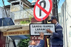 Dishub Surabaya pasang rambu larangan parkir di Jalan Kapasari