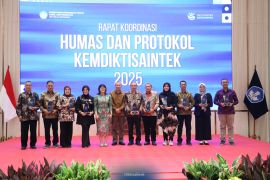 LLDIKTI Wilayah X terima penghargaan badan publik informatif dari Mendiktisaintek