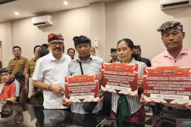Wabup Bangli serahkan bantuan bencana alam
