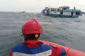 99 penumpang kapal yang tersangkut jaring di perairan Pulau Panggang dievakuasi