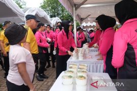 Polda Kalsel bagikan 3.350 makanan saat CFD di Tugu Nol Kilometer