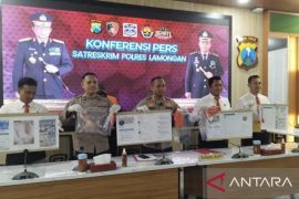 Polisi ciduk dua pria aktif sebar konten sesama jenis di grup Facebook dan Michat