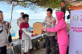 Polisi sosialisasi pelayanan dan keamanan di pesisir Bone Bolango