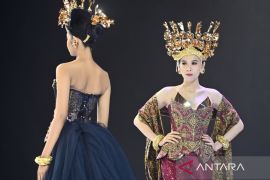 2025 Bali Wellness Expo showcases traditional Balinese fabrics