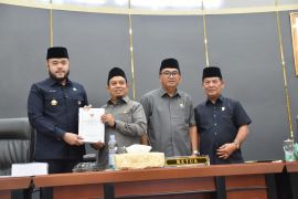Wako Fadly Amran sampaikan Nota Keuangan dan Ranperda Perubahan APBD Kota Padang tahun anggaran 2025