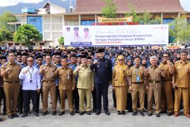 Serahkan SK PPPK, Wako Fadly ingatkan soal dedikasi dan profesionalisme