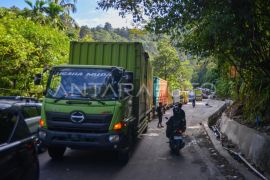 Kemacetan panjang di jalan Sitinjau Lauik Padang Page 1 Small