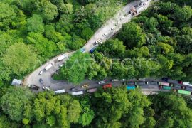 Kemacetan panjang di jalan Sitinjau Lauik - Foto