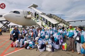 Kloter 1 haji debarkasi Solo mendarat, jamaah sujud syukur