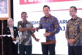 AHY serahkan 1.120 sertifikat tanah untuk transmigran lokal Sukabumi