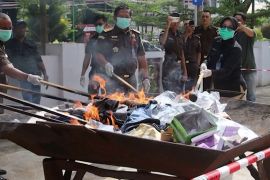 Kejari Pontianak musnahkan barang bukti 101 perkara pidana