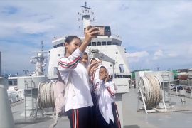 Warga Ternate antusias kunjungi KRI Teluk Wondama yang berlabuh