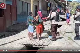 Simpatisan KKB aniaya anggota Polres Intan Jaya - VIDEO