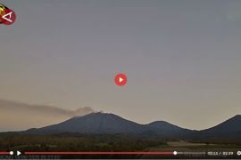 Para pendaki diguyur abu vulkanik saat hendak ke puncak Gunung Raung - VIDEO