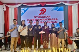 Kapolres Balangan dapat kejutan dari wartawan pada HUT Bhayangkara