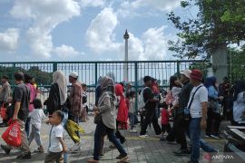 Warga antusias  merayakan HUT ke-79 Bhayangkara di Monas