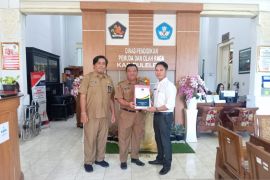 Akademisi Undiksha serahkan media disleksia ke Disdikpora Buleleng