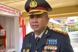 Polda Sumsel: Tiga truk jatuh dari jembatan roboh di  Lahat dievakuasi