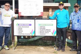 PLN sumbang tempat sampah botol plastik jaga kelestarian lingkungan