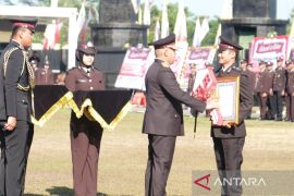 Kapolda Kalsel hadiahkan rumah bagi personel Ditresnarkoba