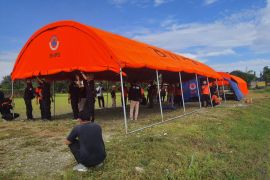 Tenda darurat pengungsian nelayan di Mataram dibongkar