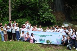 Srikandi PLN UP3 Luwuk tanam pohon di lokasi wisata peduli lingkungan