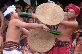 Tradisi Mekare-kare di Desa Tenganan Bali