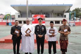 Polres Tanimbar beri penghargaan untuk empat pemuka agama pendamping rohani