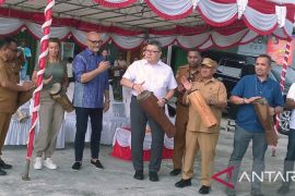 Dubes Seychelles melepas parade Tari Wor di Festival Biak Munara Wampasi