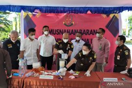 Kejari Kutim musnahkan barang bukti dari 244 perkara