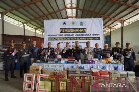 Bea Cukai Teluk Nibung musnahkan  BMMN dari penindakan Rp1,1 miliar