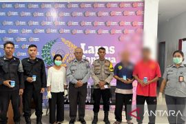 Lapas Saparua  tes urine petugas dan WBP cegah peredaran narkoba