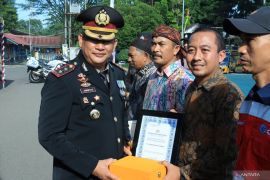 Polres Tapin beri penghargaan kepada PT BRE atas dukungan pangan