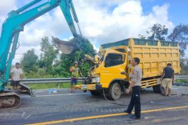 Seorang sopir truk meninggal dunia usai terlibat kecelakaan beruntun di jalan Desa Bikang-Jeriji