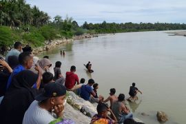 Seorang remaja tenggelam terseret arus saat mandi sungai di Teunom