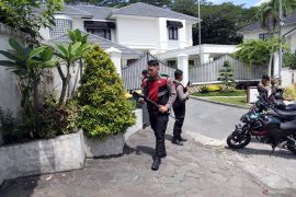 Usai geledah rumah Kadis PUPR Sumut nonaktif, KPK sita Rp2,8 miliar dan 2 senpi