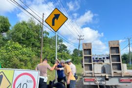 Ditlantas Polda Babel pasang rambu lalu lintas di 10 titik Pangkalpinang - Kabupaten Bangka