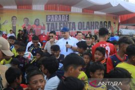 Menpora "diserbu" anak muda saat beri bantuan bola di Dharmasraya