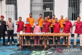 Lapas Banda Neira tes urine petugas dan WBP cegah  peredaran narkoba