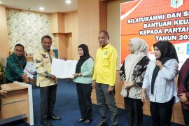 Pemkab Paser serahkan bantuan Keuangan kepada enam parpol