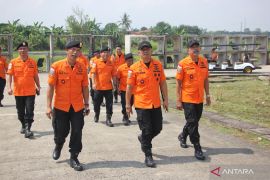 Tim SAR hadapi gelombang tinggi cari penumpang KMP Tunu di Selat Bali