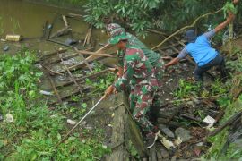 Kodim Tapin bersihkan sungai di wilayah padat warga