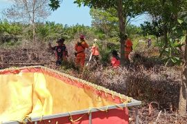 Tim gabungan memadamkan karhutla di Jalan menuju Bandara Singkawang