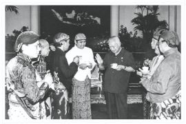 Soeharto dan Marsinah, pahlawan nasional?